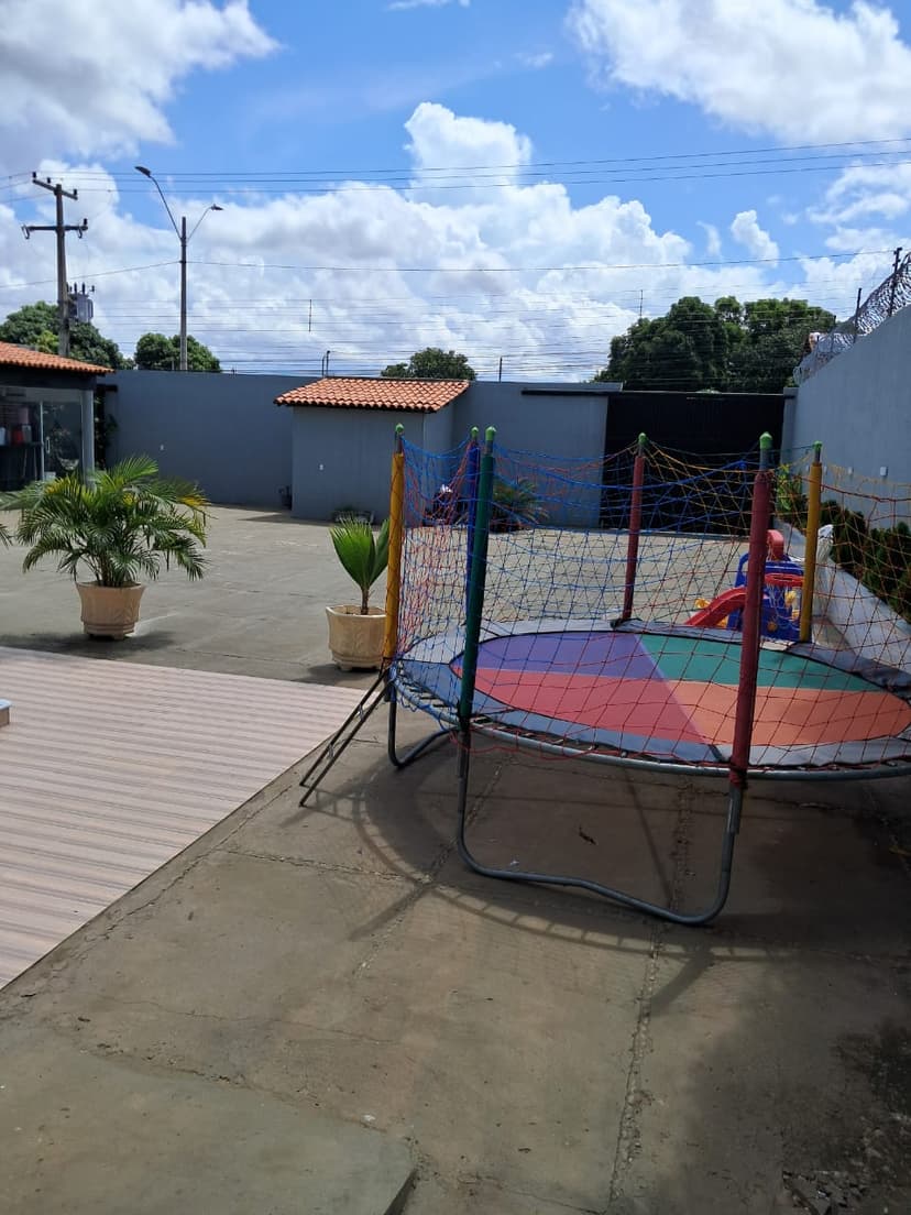 Playground e cama elástica